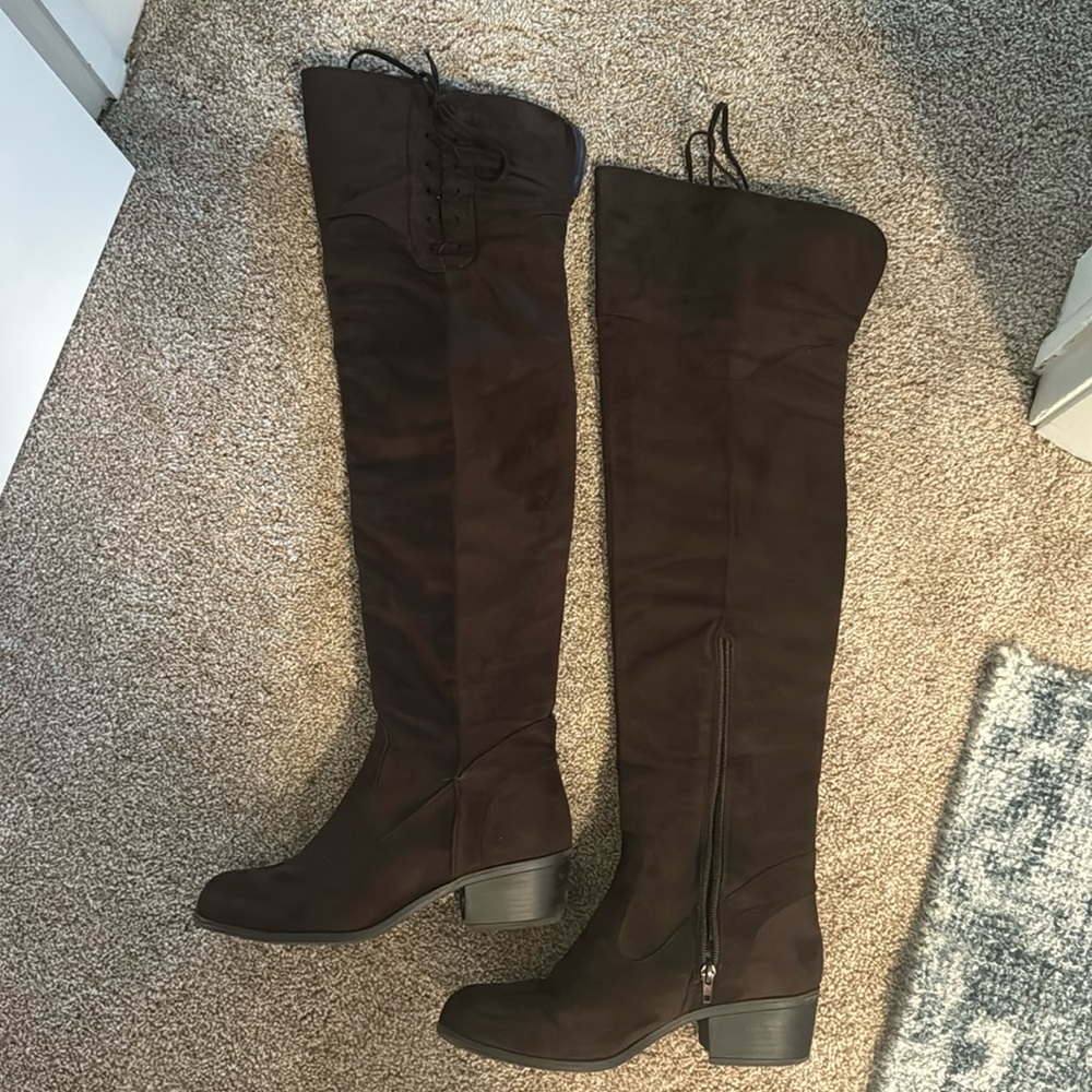 Over-the-knee chocolate brown boats